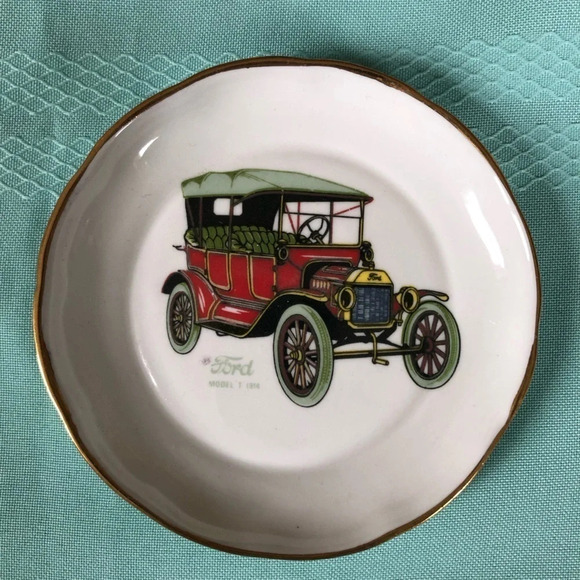 Lot of Four  Vintage Canadian Made Mini Plates - Picture 8 of 11